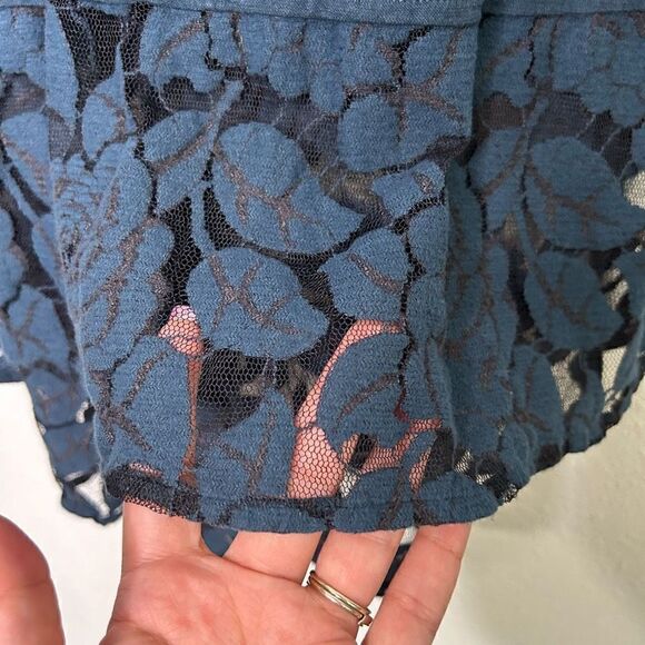 Cut Loose Women’s Blue Linen Blend Hi Low Lace Scoop Neck Top Size M - Picture 4 of 13